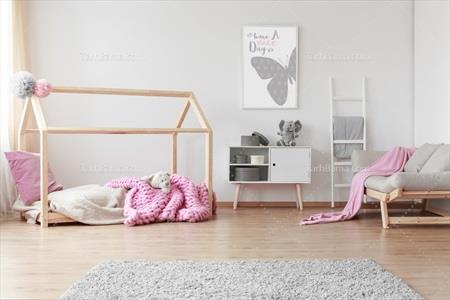 تصویر با کیفیت اتاق کودک مبل طوسی و تخت صورتی